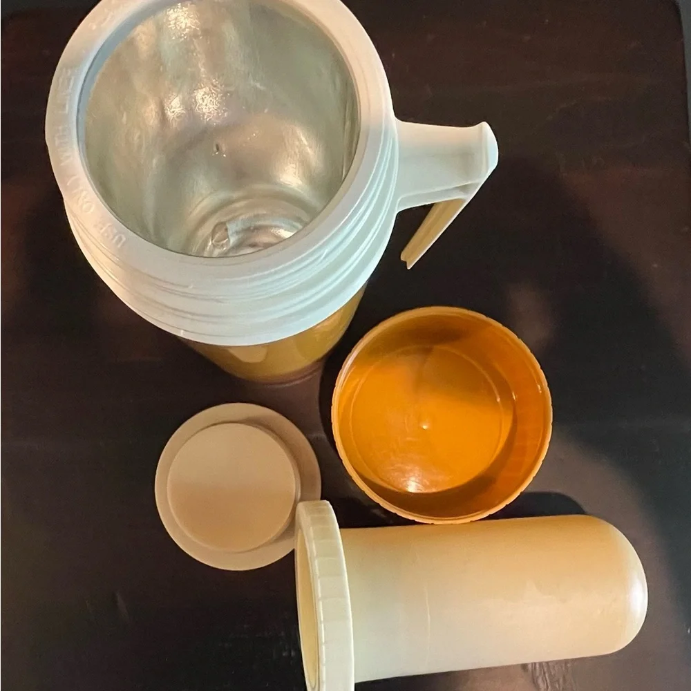 Vintage Thermos pint size mustard yellow‎ handle hot or cold